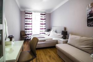 Khu vực ghế ngồi tại Unique Apt 250m from the Charles Bridge