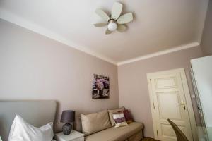 Giường trong phòng chung tại Unique Apt 250m from the Charles Bridge