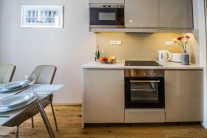 Nhà bếp/bếp nhỏ tại Unique Apt 250m from the Charles Bridge