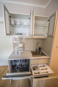 Nhà bếp/bếp nhỏ tại Unique Apt 250m from the Charles Bridge