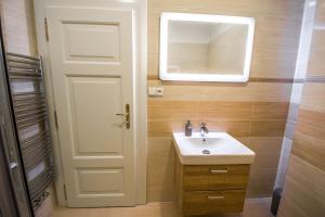 Phòng tắm tại Unique Apt 250m from the Charles Bridge