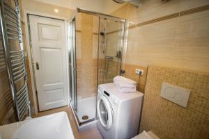 Koupelna v ubytování Unique Apt 250m from the Charles Bridge + 37 fotografií