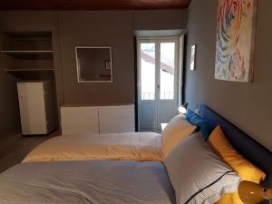 sypialnia z 2 łóżkami i oknem w obiekcie Casa Muffin w mieście Cannobio