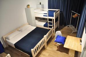 Lliteres en una habitació de Hostal Porto Mar