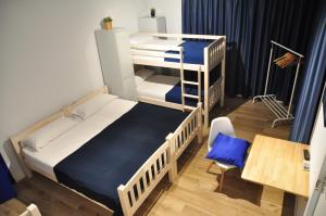 Двухъярусная кровать или двухъярусные кровати в номере Hostal Porto Mar