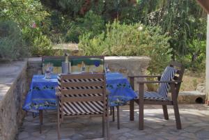 une table avec deux chaises et un chiffon de table bleu dans l'établissement Presqu`ile de Giens, à Hyères