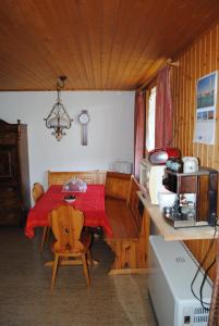 a kitchen with a table with a red table cloth at Ferienwohnung Käch in Habkern