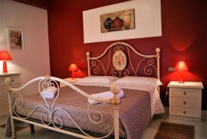 BolognettaにあるMastro Toto' - Rooms & Apartmentの赤い壁のベッドルーム1室