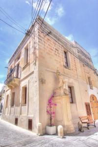 een gebouw met een fontein ervoor bij My Travel House in Rabat