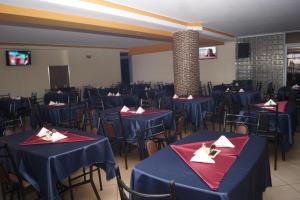 TV a/nebo společenská místnost v ubytování Diamonds Hotel Kampala
