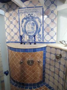 ルシヨンにあるMaisonnette La médievale du Lubéronのバスルーム(壁に絵が描かれたバスタブ付)