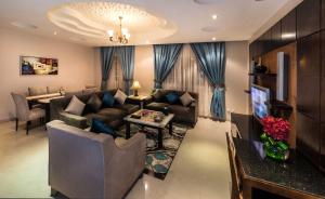 sala de estar con sofá y mesa en Boudl Al Malaz, en Riad