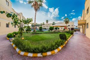 een binnenplaats in een resort met palmbomen bij Boudl Al Malaz in Riyad