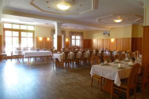 une salle à manger avec des tables et des chaises dans un restaurant dans l'établissement Blaue Traube, à Gebenbach
