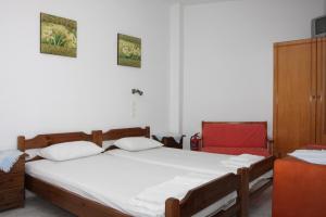 A bed or beds in a room at Akrogiali Hotel Még 18 kép