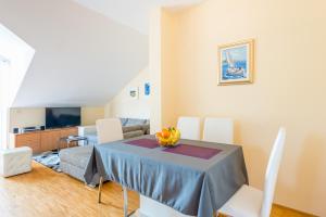 sala de estar con mesa y sofá en Sunlit Comfort Apartments, en Dubrovnik
