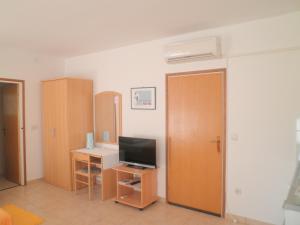 A television and/or entertainment centre at Apartment Zlata