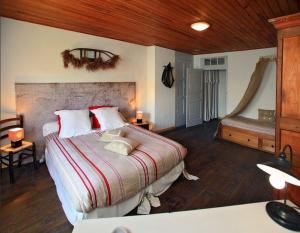 Un pat sau paturi într-o cameră la Le Gîte des Faucons