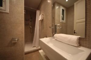 バルセロナにあるプラザ エスパーニャ セントラル アパートメントの洗面台とシャワー付きのバスルーム +73枚の写真