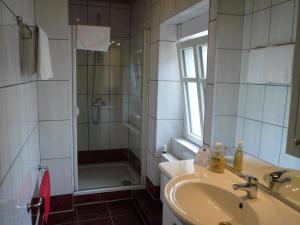 Ένα μπάνιο στο Mosel-Landhaus B&B +32 φωτογραφίες