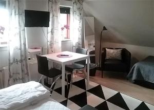 a small room with a table and chairs and a bed at Svalegaarden Guesthouse in Særslev