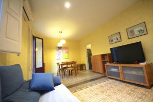 バルセロナにあるプラザ エスパーニャ セントラル アパートメントのソファと薄型テレビのあるリビングルーム