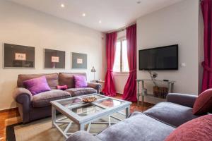 Televízia a/alebo spoločenská miestnosť v ubytovaní Apartamento Plaza Nueva