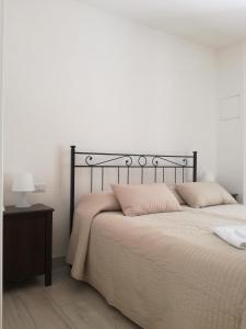 Un pat sau paturi într-o cameră la Domus Rosae