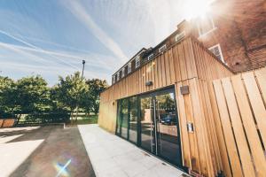 um edifício com portas de vidro na lateral em Birchover Bridgford Hall em Nottingham