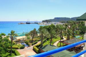 een balkon met uitzicht op de oceaan bij Miranda Moral Beach in Kemer