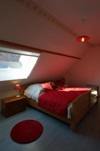 Säng eller sängar i ett rum på Le Port Mesnil