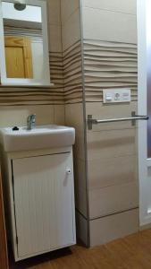 un baño con lavabo y espejo en Apartamentos El Galán, en Carboneras