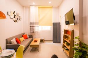 ein Wohnzimmer mit einem Sofa und einem Tisch in der Unterkunft Viento FreshApartments by Bossh Apartments in Málaga