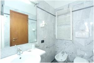 Un baño de Hotel Arcadia 42 fotos más