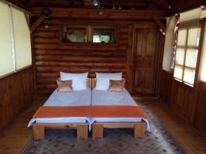 1 dormitorio con 1 cama en una cabaña de madera en Holiday home "Aida", en Visoko