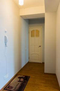 キーロフにあるApartamenty na Gorkogo 25の白いドアと敷物の空き部屋