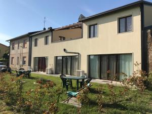 un edificio con una mesa y sillas en el patio en Valle Chiara, en Ostellato