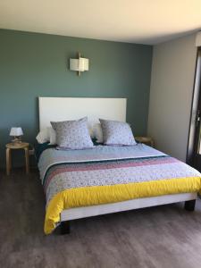 ジャール・シュル・メールにあるJard marais océanのベッドルーム1室(大型ベッド1台、黄色い毛布付)