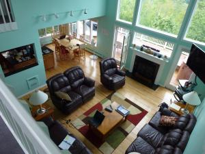 Una sala de estar con muebles de cuero y chimenea. en Luxury Home, Great Views!, en Lincoln