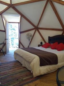 1 dormitorio con 1 cama grande en una tienda de campaña en Grado8punto8 Glamping Valle de Los Artistas, en Lolol