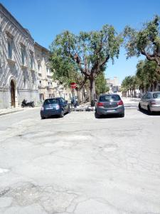 アレッサーノにあるcase vacanza''Antonuccio''の建物の隣の駐車場に三台駐車