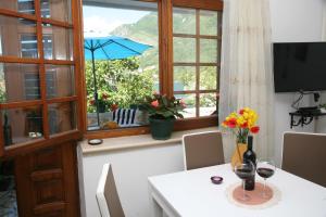 uma sala de jantar com uma mesa e uma janela em Apartments Oasis em Tivat