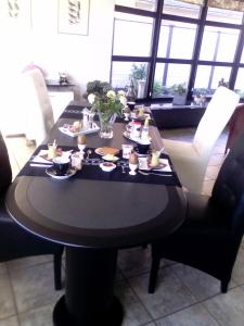een zwarte tafel met eten erop bij Bed & Breakfast aan Zee in Callantsoog