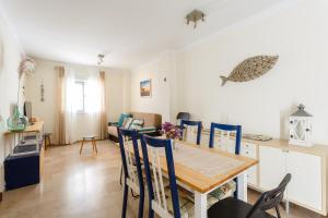 a kitchen and dining room with a table and chairs at El Atico de las MARINAS free Parking by Cadiz4Rentals in Cádiz