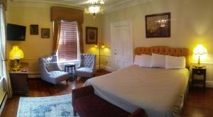 Postel nebo postele na pokoji v ubytování Inn on Bellevue + 4 fotografie