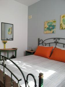 サン・ヴィート・ロ・カーポにあるOltremareのベッドルーム1室(大型ベッド1台、オレンジ色の枕付)