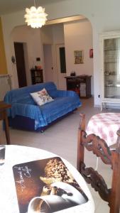 インペリアにあるLa casa di Franciのベッドルーム1室(ベッド1台、テーブル、椅子付)