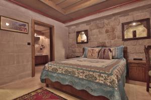 Uma cama ou camas num quarto em Guzide Cave Hotel