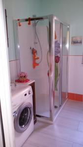 インペリアにあるLa casa di Franciのバスルーム(シャワー付)の洗濯機が備わります。