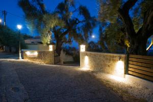 eine Straße in der Nacht mit Lichtern an der Wand in der Unterkunft Renata Rooms & Studios in Barbati